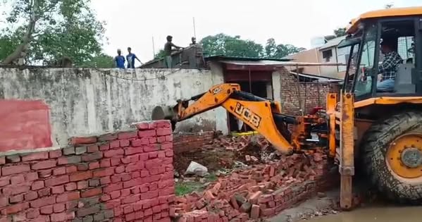 नगर निगम की टीमों ने दो स्थानों पर जमीन कराई मुक्त