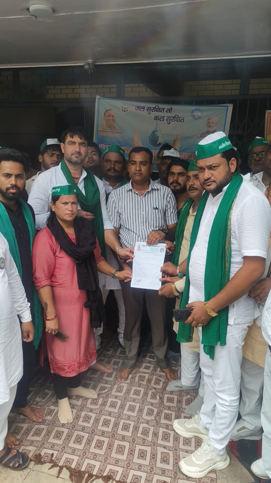 पशु चिकित्सालयों की बदहाली को लेकर भाकियू भानू का प्रदर्शन, लोहवन में तैनात पशु चिकित्सक पर लगाया आरोप