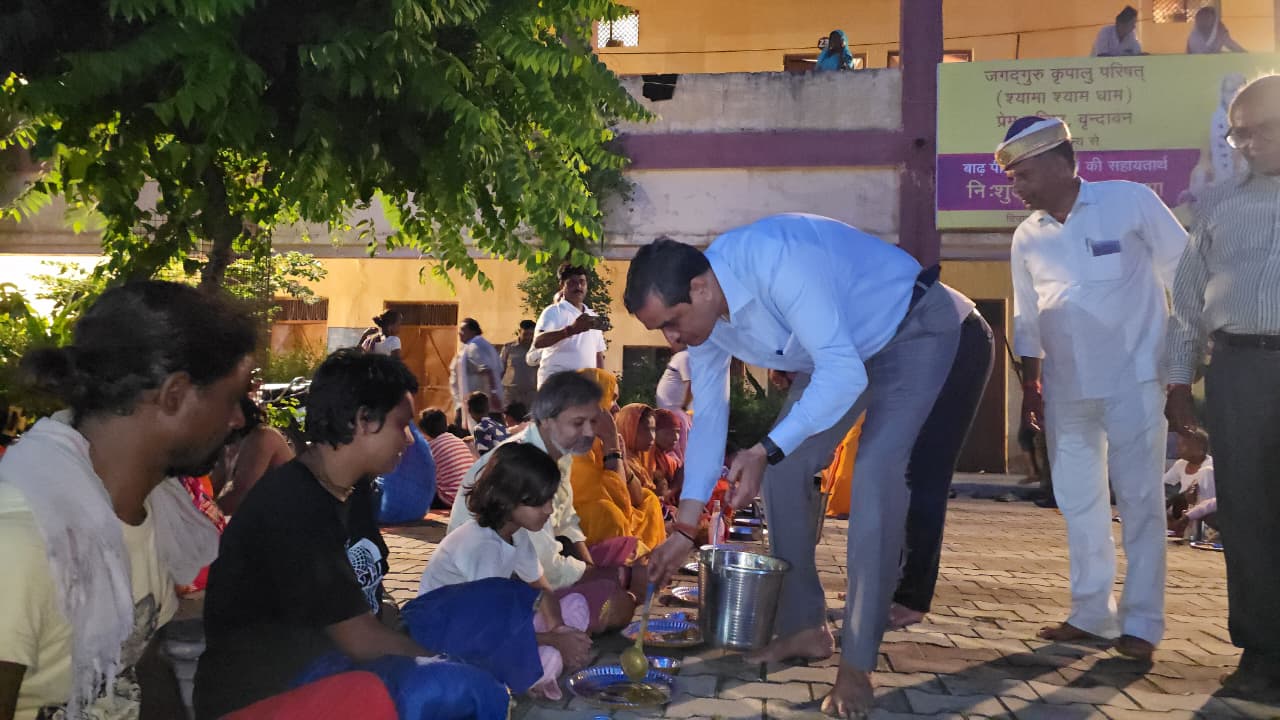 मुश्किल की घड़ी में बाढ़ प्रभावित लोगों की लगातार हिम्मत जुटा रहे मथुरा के डीएम चंद्र प्रकाश सिंह अपने हाथों से लोगों को खिला रहे हैं खाना