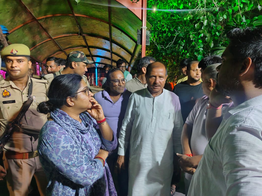 आगरा में बहुत बड़ा हादसाः बल्केश्वर में मंदिर की रेलिंग पर खड़े लोग दीवार ढहने से यमुना में जा गिरे