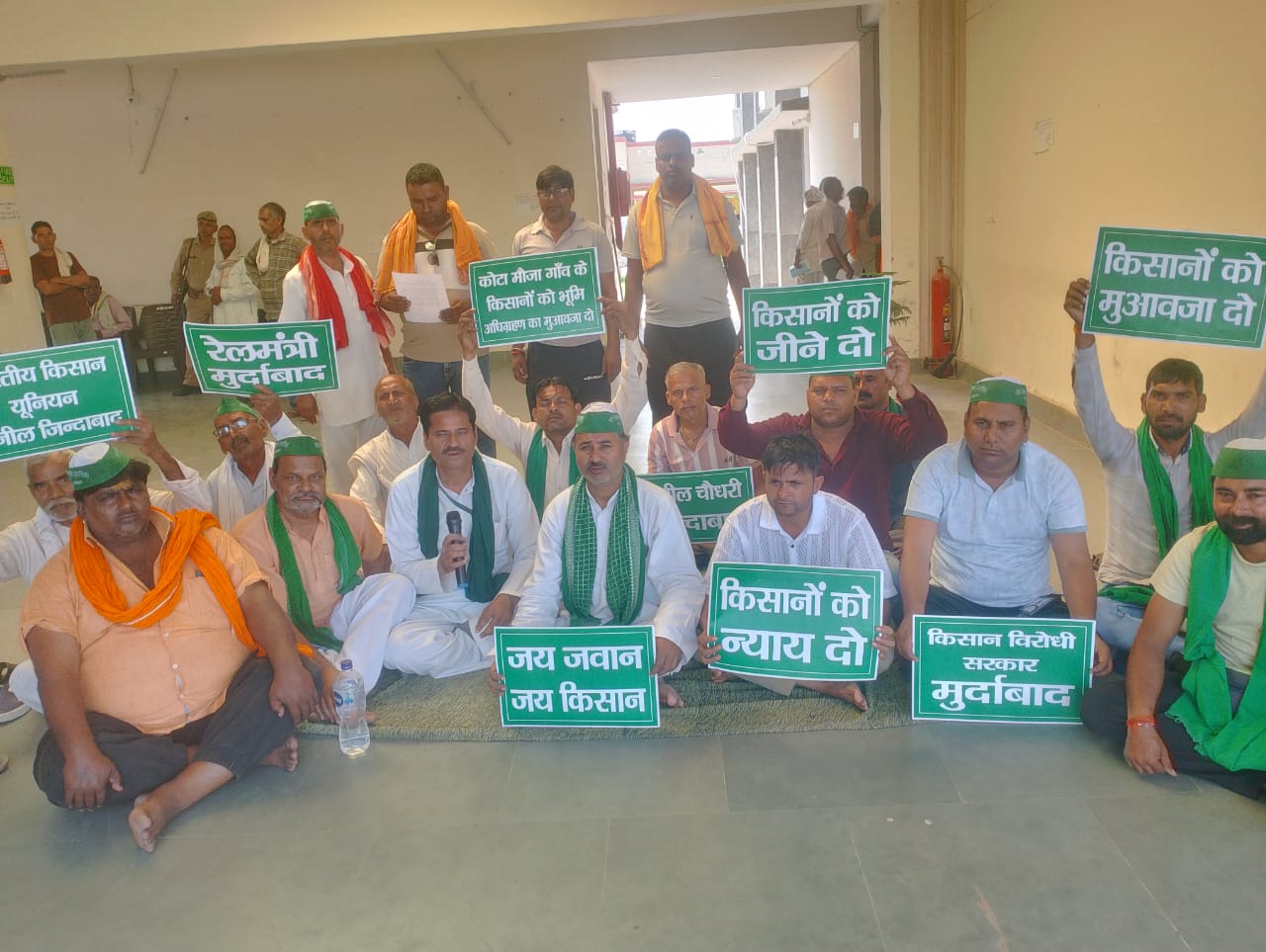 भारतीय किसान यूनियन सुनील के सदस्यों ने किसानों की मांगो को लेकर तहसील परिसर मेँ धरना दिया साथ ही मांगो को लेकर उपजिलाधिकारी को ज्ञापन सौंपा