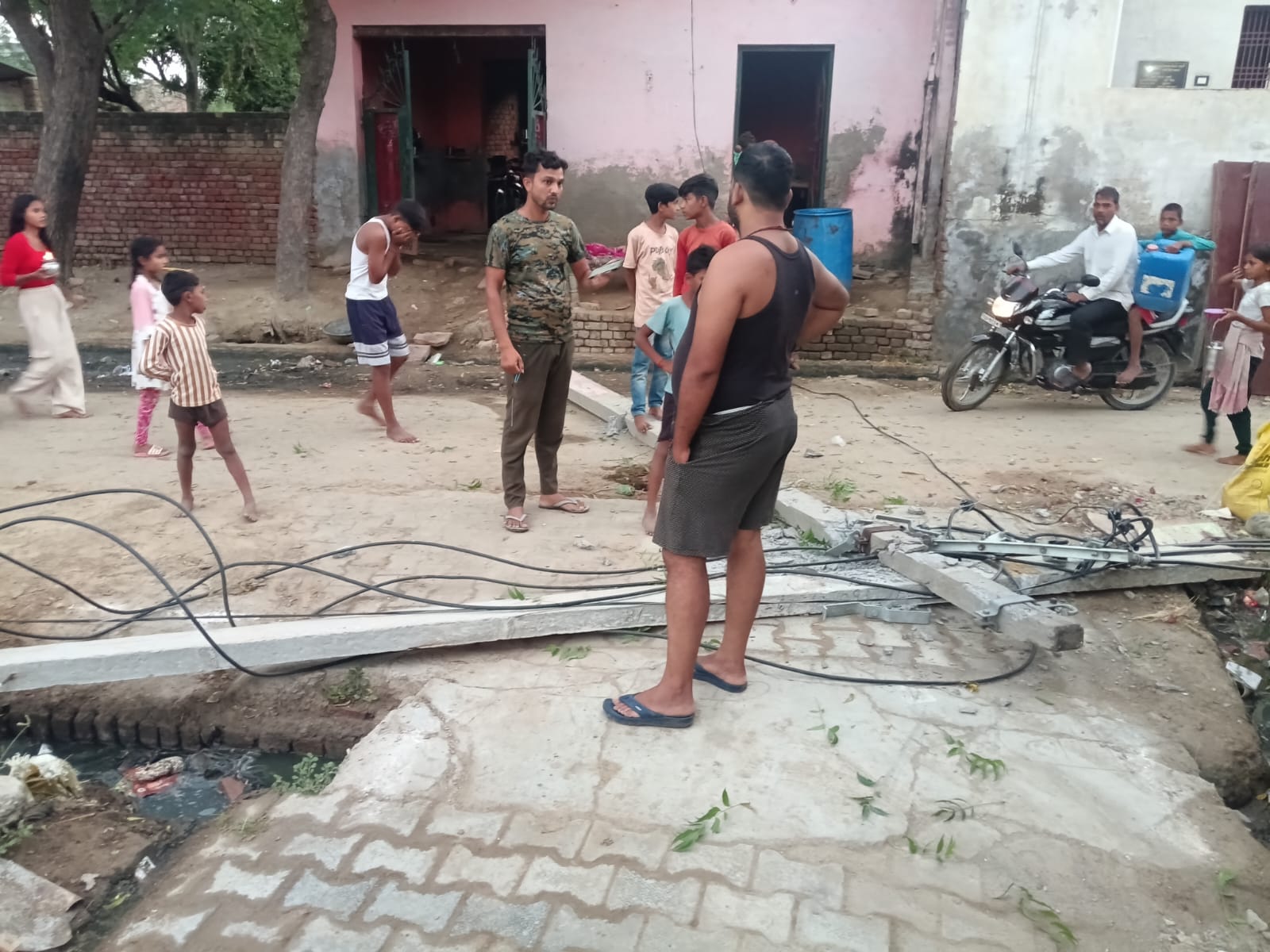 तीन खंभे गिरे, बाल-बाल टला बड़ा हादसा, तैयापुर में फैली दहशत, लोगों ने बिजली विभाग पर उठाए सवाल