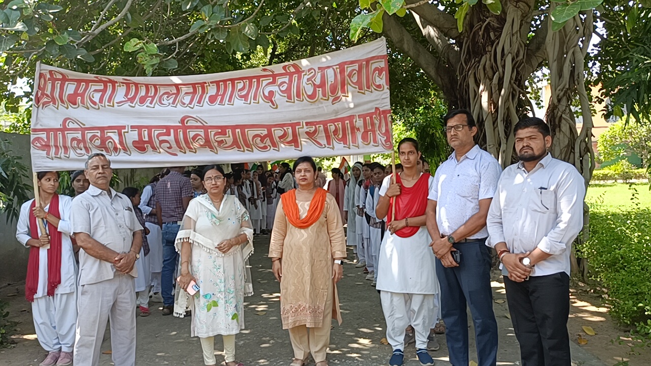 राया-कटरा बाजार रेलवे फाटक बंद के विरोध में स्कूली बच्चों ने निकाली रैली
