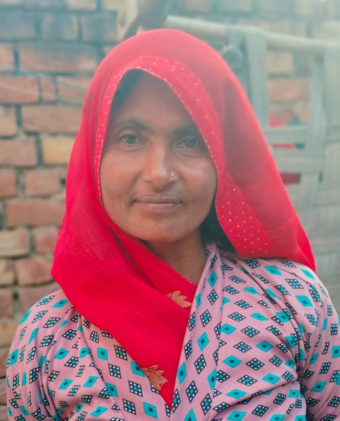फरह रेलवे फाटक पर रफ्तार का कहर: ट्रैक्टर-ट्रॉला ने महिला को रौंदा, बेटों से मिलने जा रही मां की मौके पर मौत