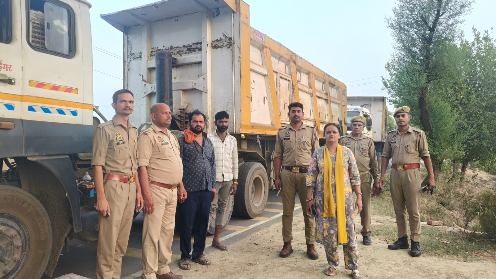 ओवरलोड वाहनों के खिलाफ उप जिलाधिकारी उषा सिंह की कार्रवाई लगातार जारी,पांच ओवरलोड ट्रेलर्स पकड़े