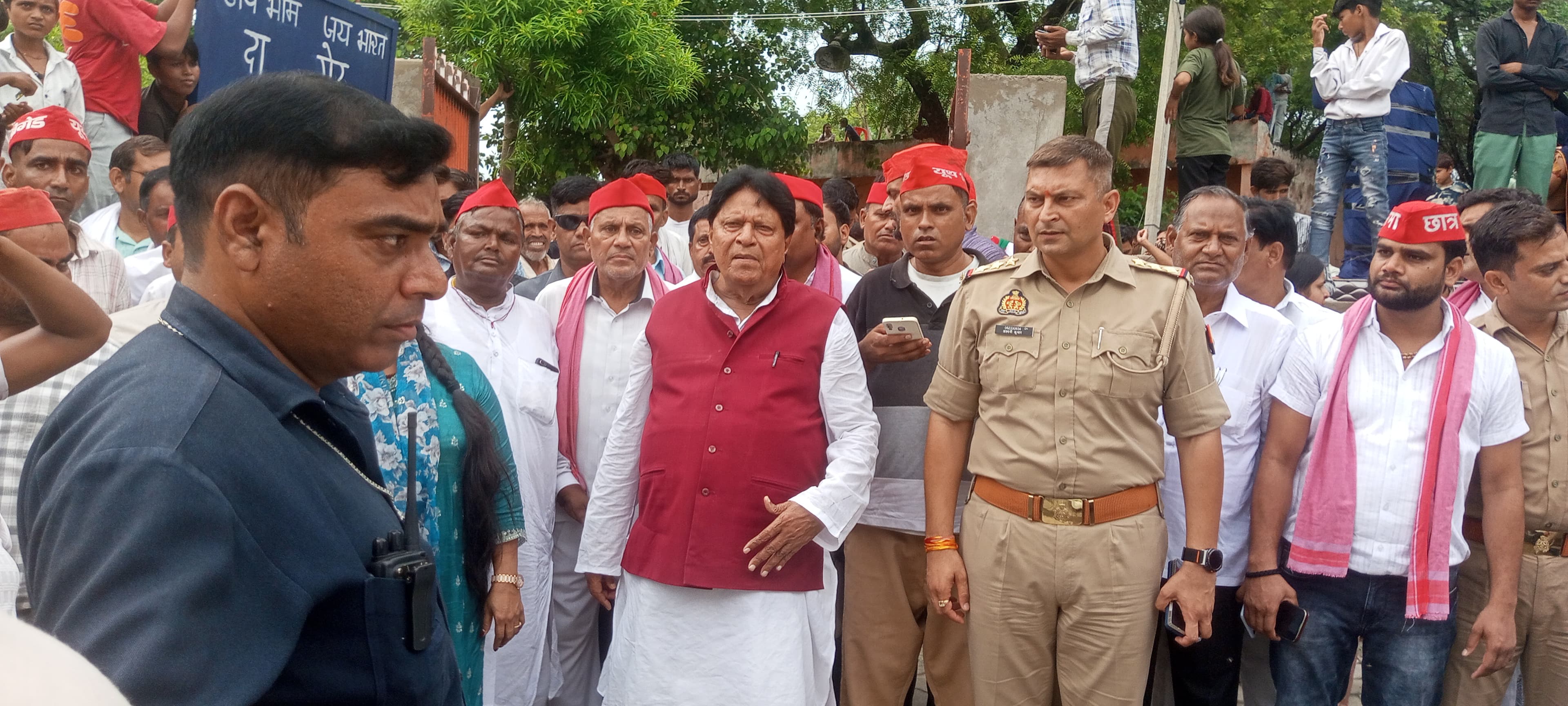 भरतिया पहुंचे सपा सांसद रामजीलाल सुमन, सरकार पर लगाये आरोप