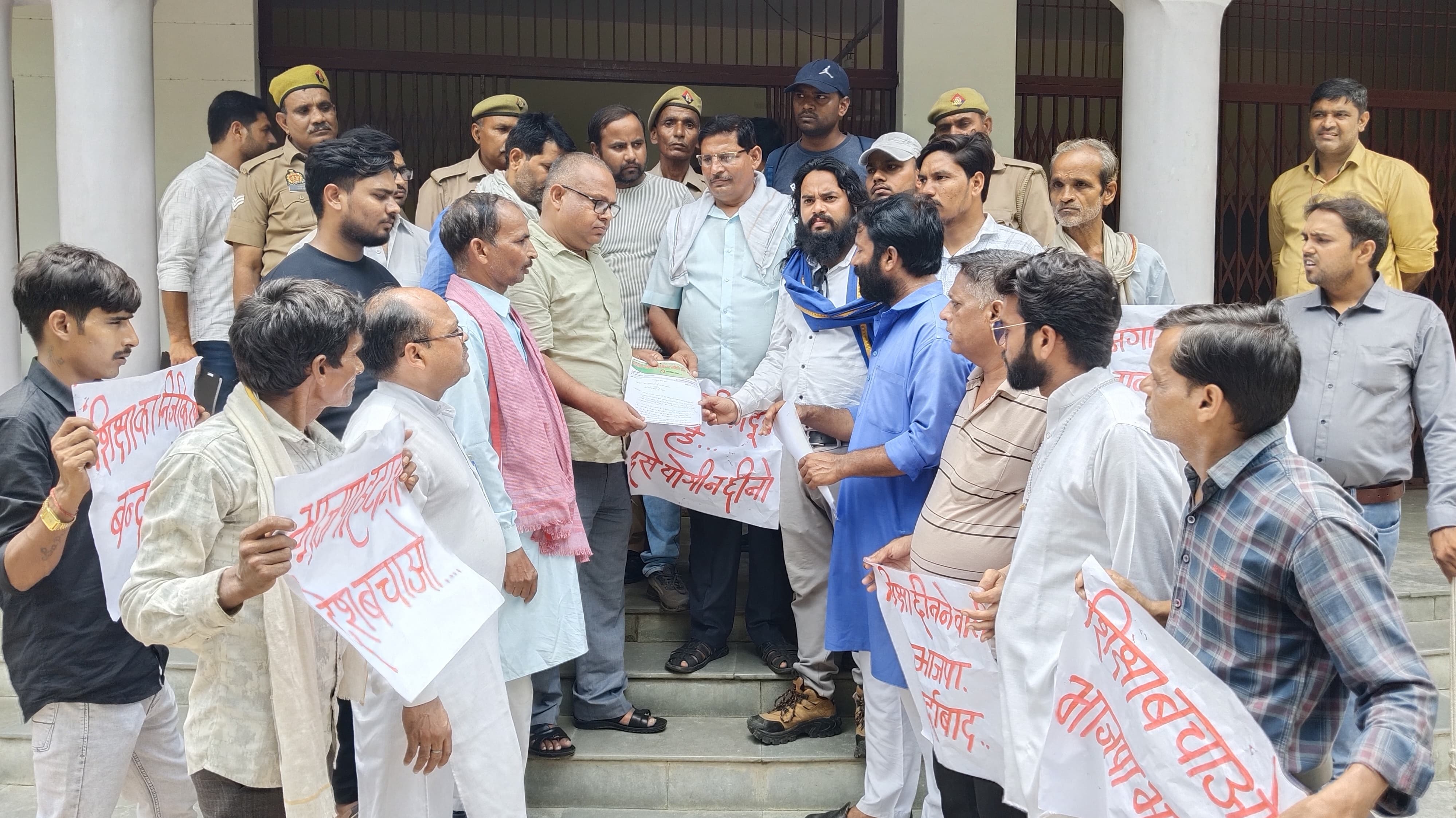 विद्यालयों को मर्ज किये जाने का किया विरोध, सौंपा ज्ञापन