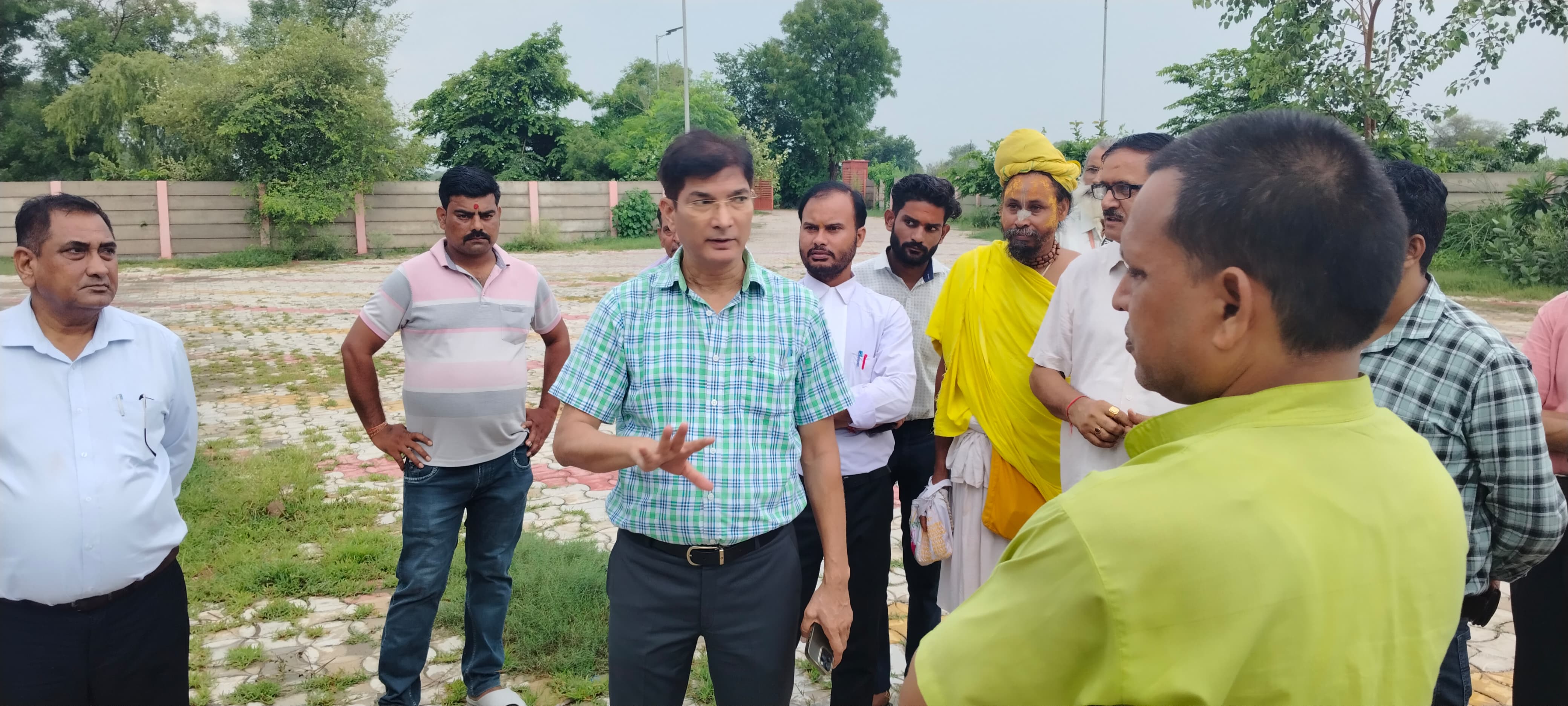 उत्तर प्रदेश ब्रज तीर्थ विकास परिषद के सीईओ ने किया निरीक्षण, ग्राम पंचायत ने देखरेख में रोया घन अभाव का रोना