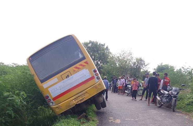 स्कूली बस खाई में गिरने से बाल बाल बची, ग्रामीणों की सतर्कता से टला बड़ा हादसा