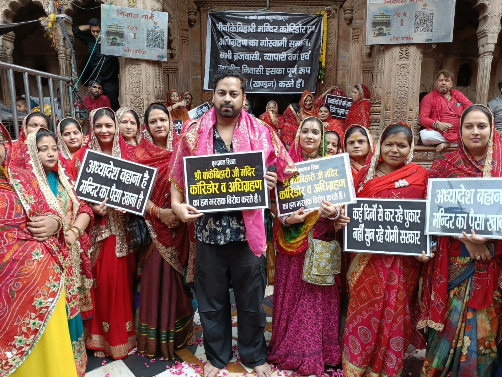 कॉरिडोर के विरोध में फिल्म अभिनेता ने थामी तख्ती, प्रदर्शनकारियों के साथ हाथ में तख्ती लिए हुए रवि पांडे