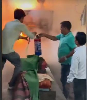 मथुरा के रजिस्ट्री कार्यालय के जनरेटररूम में उठीं लाग की लपटें, अधिकारी व कर्मचारियों की सुझबूझ से टला बड़ा हादसा