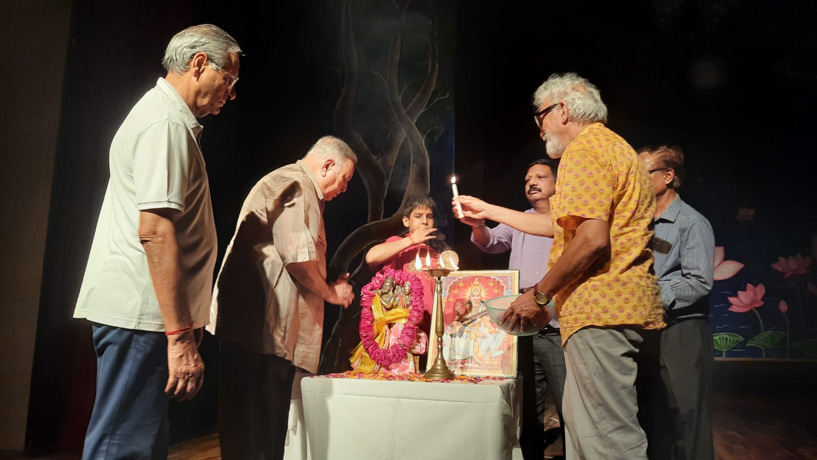 रासलीला अकादमी के प्रशिक्षुओं ने कृष्ण गोपी विरह लीला की  ह्रदय विरादक की प्रस्तुत