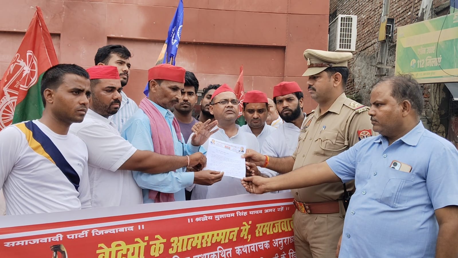 सपा बाबा साहब अम्बेडकर वाहिनी के पदाधिकारियों ने चौकी इंचार्ज को दिया ज्ञापन