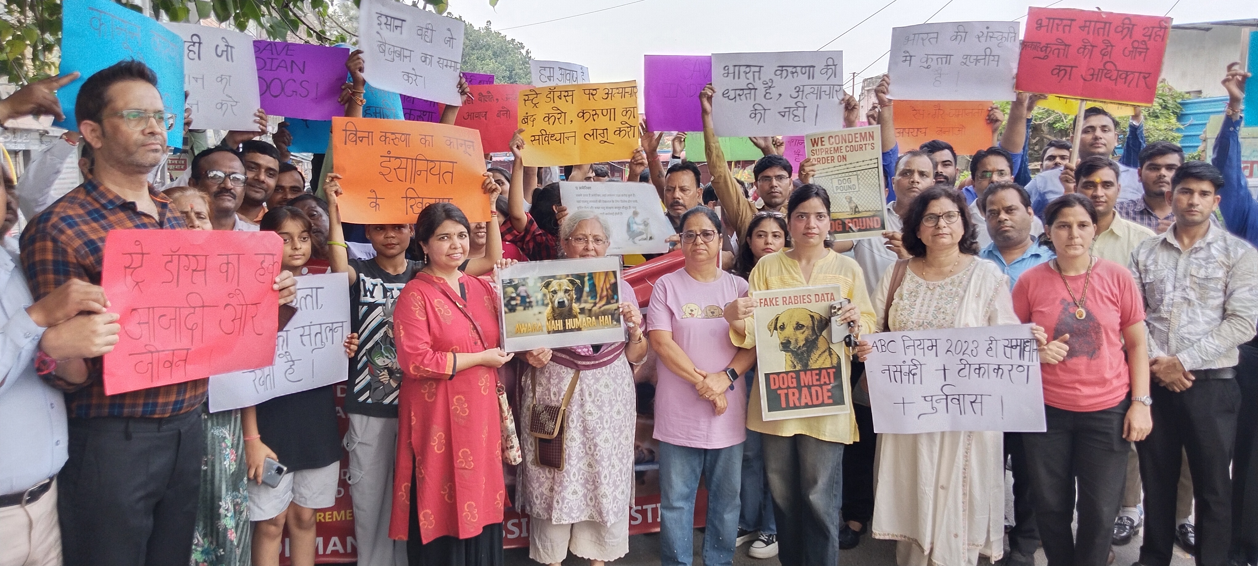 सुप्रीम कोर्ट के आदेश के विरुद्ध राजा मंडी से भगवान टॉकीज तक हाथों में तख्ती व पोस्टर्स लेकर निकाला पैदल मार्च