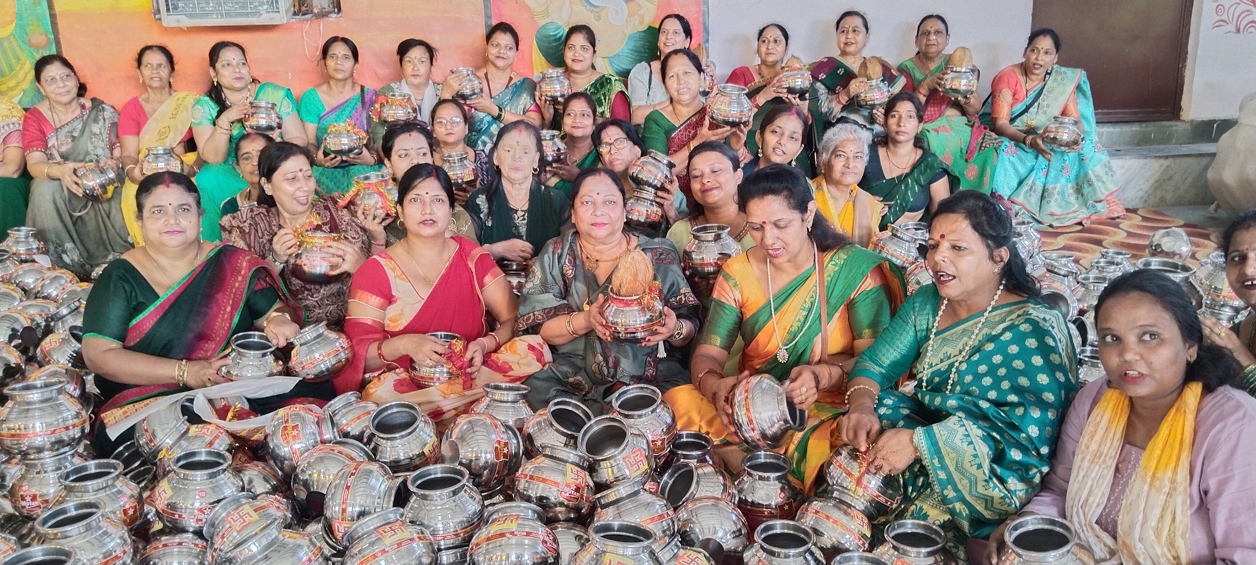 राधे रानी स्वरूप माता-बहनों ने भजन गाते हुए श्रद्धा भाव से सजाए मंगल कलश