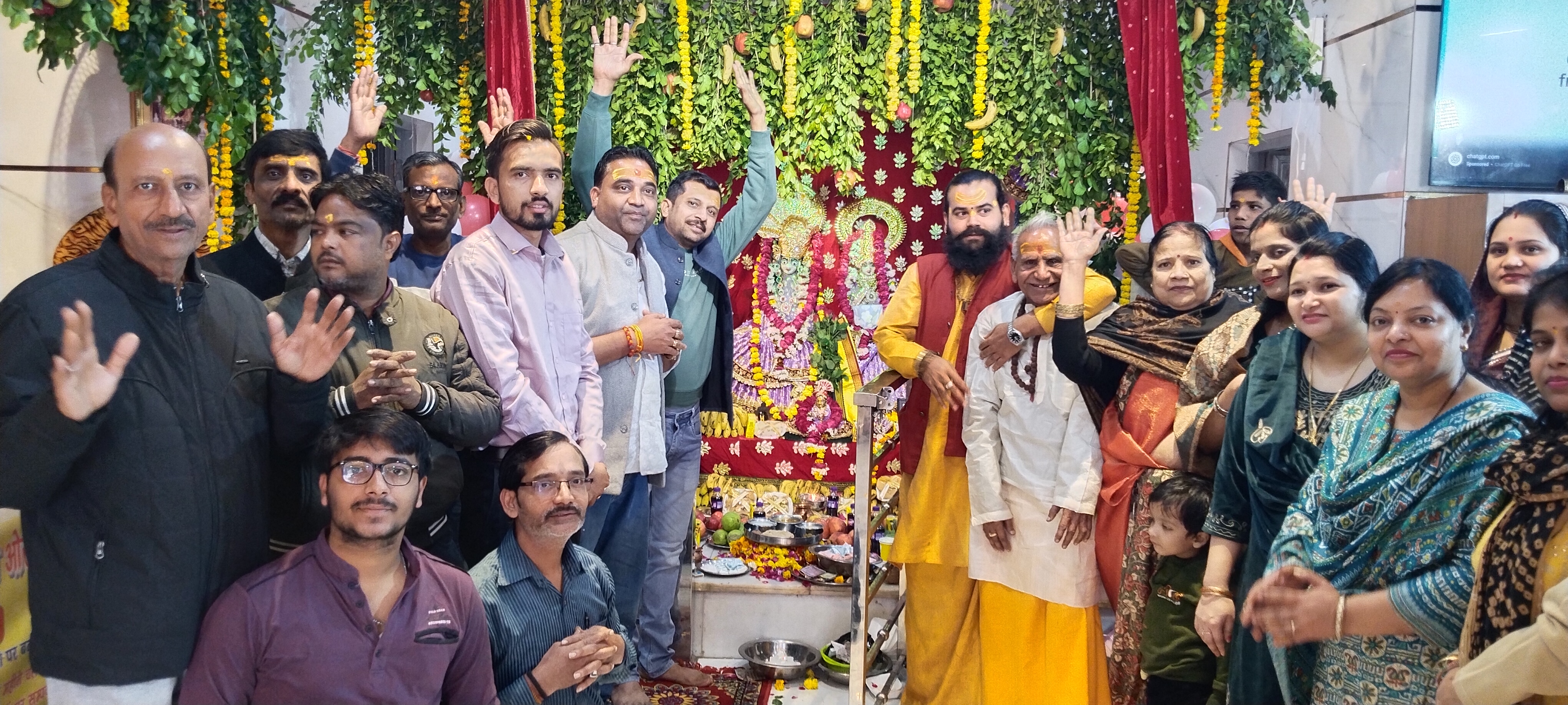 दाऊजी मंदिर पर सजा छप्पन भोग और फूल बंगला