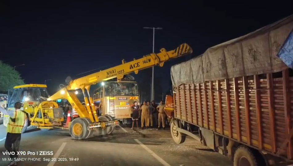 सीएम योगी की सुरक्षा में तैनात 28 एफ बटालियन की गाड़ी ट्रक से टकराई
