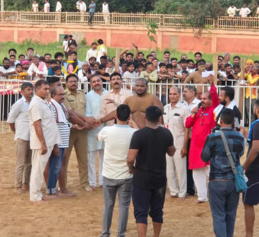 पहलवानों ने दिखाया दम, बराबरी पर छूटी अंतिम कुश्ती