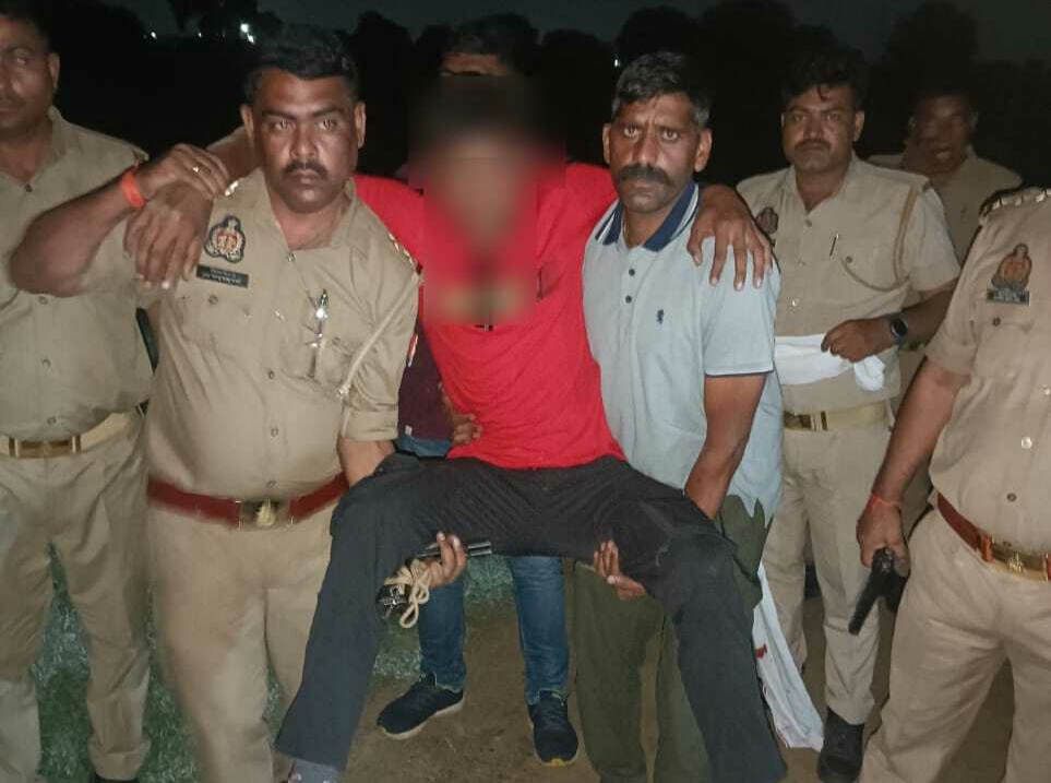 मुठभेड़  में 25 का इनामी गिरफ्तार, दोनों पैरों में गोली लगी