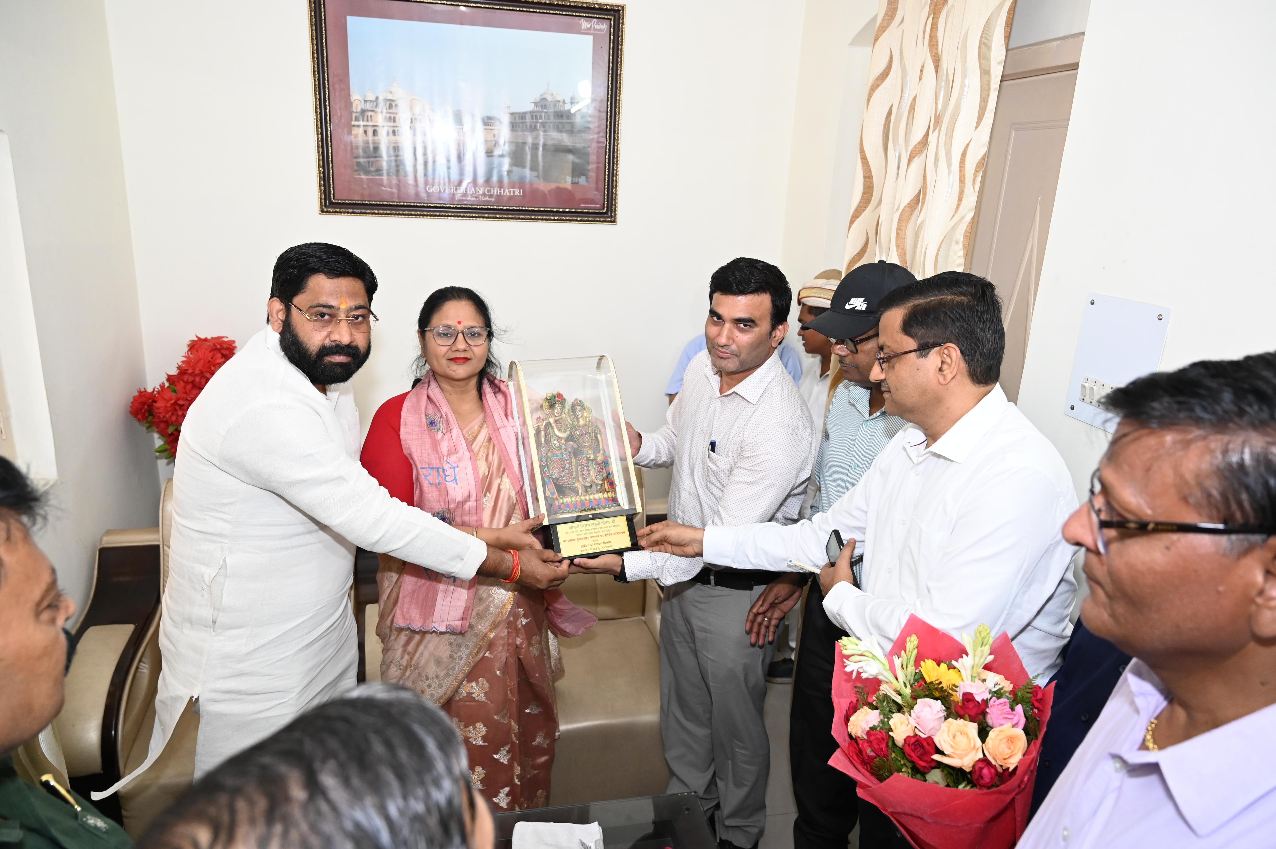 राज्य मंत्री ने ग्राम विकास एवं ग्रामीण अभियत्र विभाग के अधिकारियों के साथ की समीक्षा बैठक