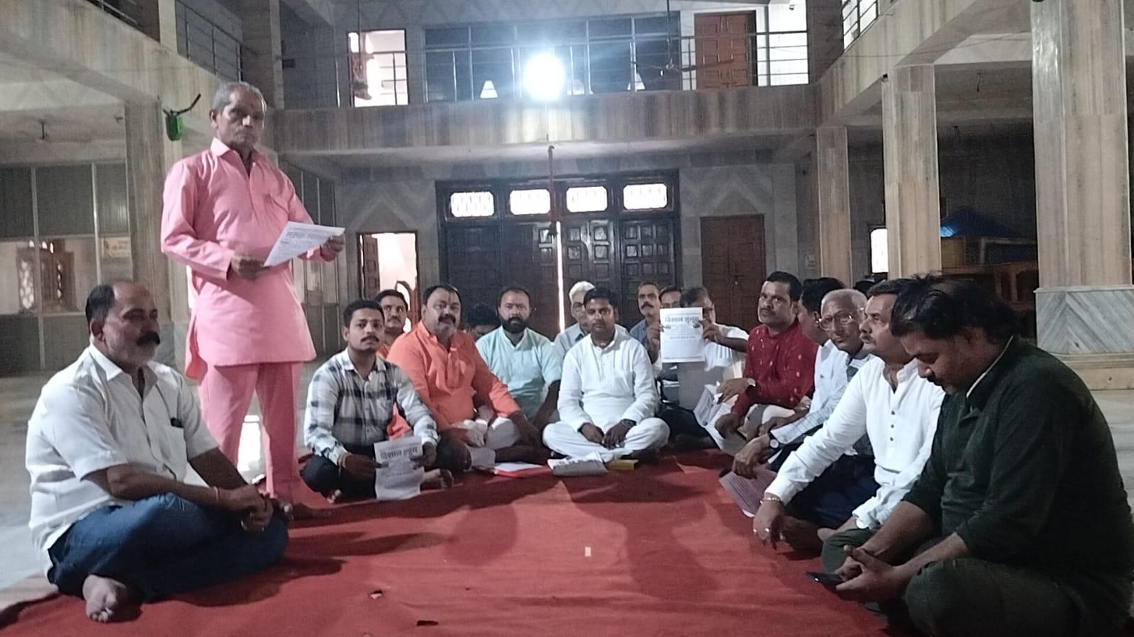 वृंदावन रेललाइन हटाने के विरोध में बैठक, ब्रजवासियों ने सांसद पर कसा तंज– विकास नहीं विनाश हुआ सपना