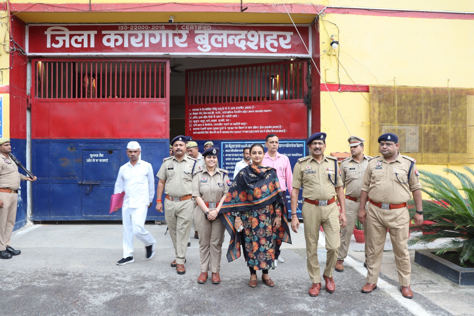 DM श्रुति एवं SSP दिनेश कुमार सिंह द्वारा जिला कारागार का औचक निरीक्षण किया
