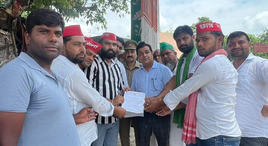 छात्रों से फावड़ा चलवाने के मामले ने पकड़ा तूल, सपा ने सौंपा ज्ञापन, कार्रवाई की मांग