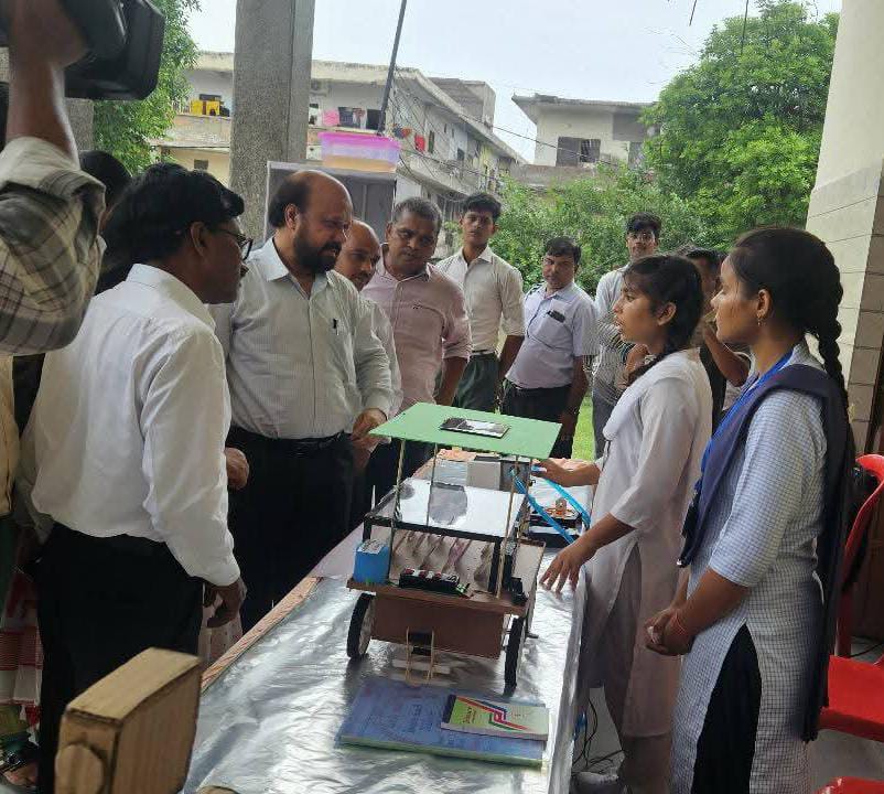 जनपद स्तरीय विज्ञान प्रदर्शनी में बलदेव के छात्रों ने दिखाई अपनी प्रतिभा