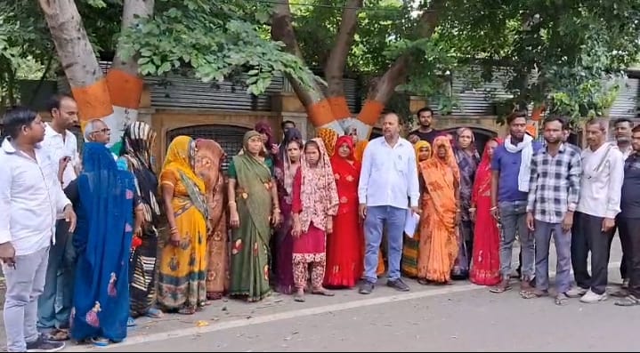 गांव सैकड़ों लोगों से 3 करोड़ लेकर हुआ फरार