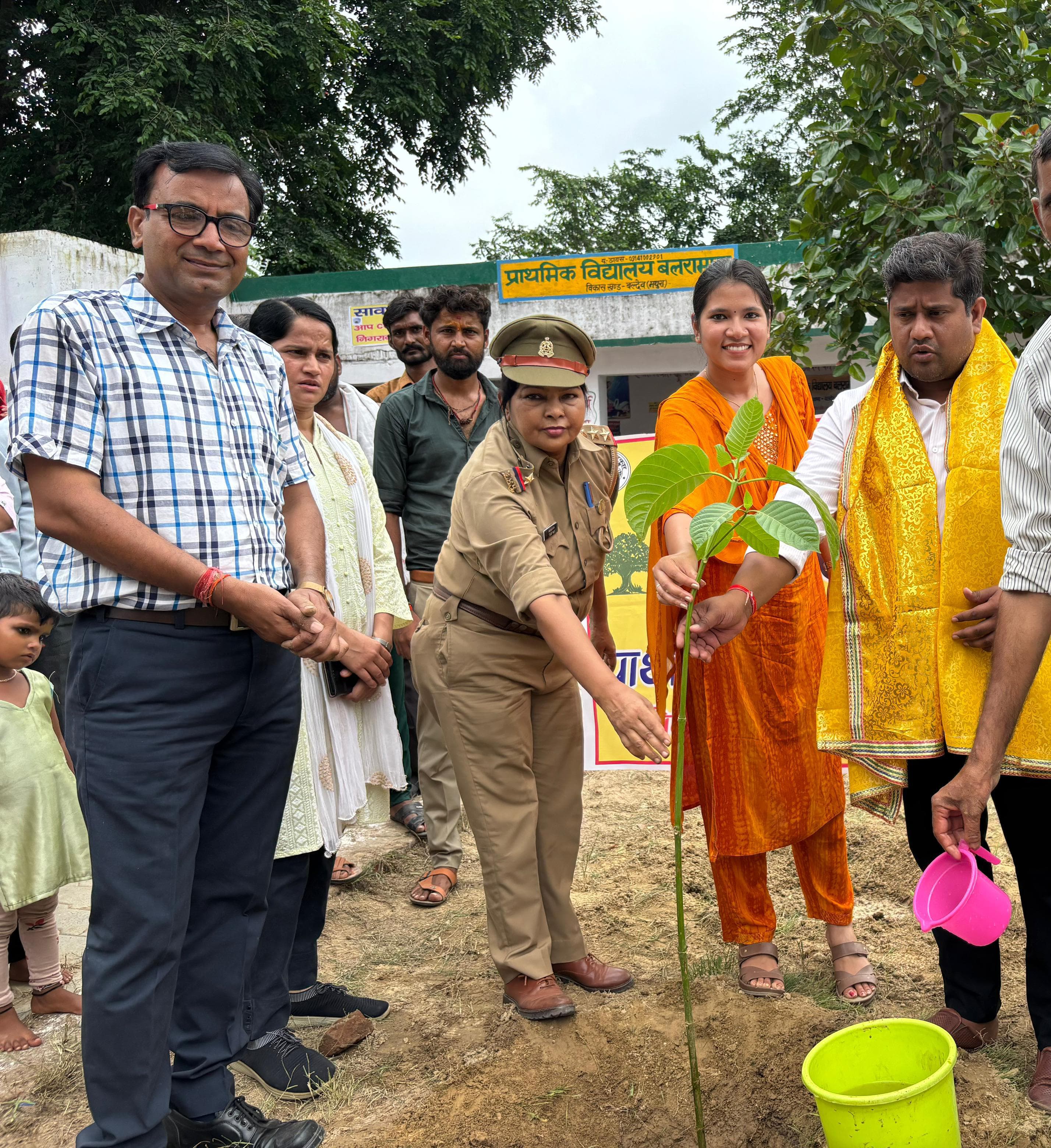 विद्यालय परिसर में किया गया वृक्षारोपण
