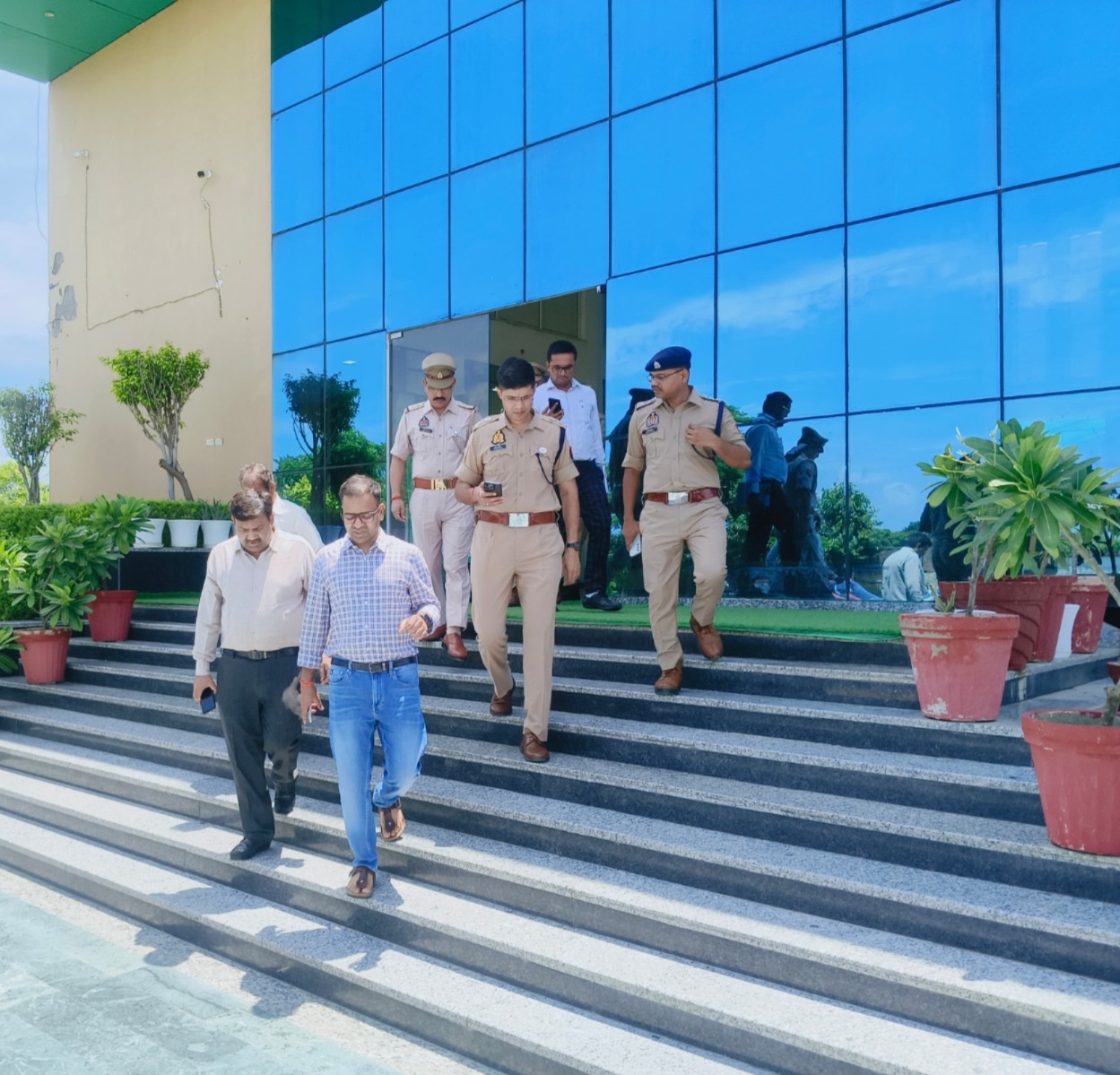 आरओ/एआरओ परीक्षा केन्द्रो का जिला अधिकारी रमेश रंजन एवं वरिष्ठ पुलिस अधीक्षक सौरभ दीक्षित द्वारा जनपद के विभिन्न परीक्षा केन्द्रो का संयुक्त निरीक्षण किया