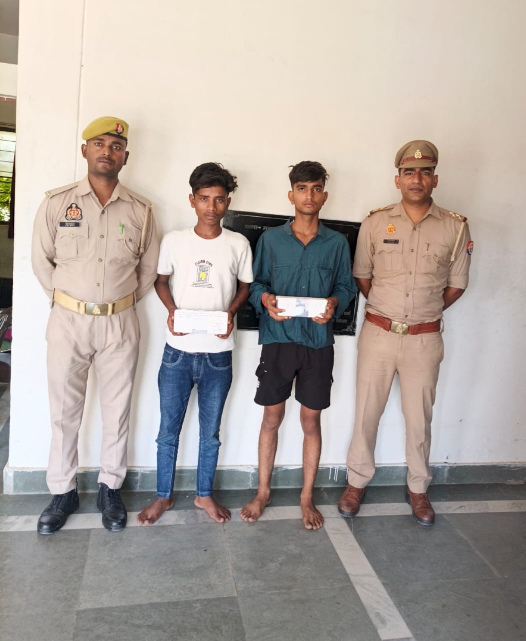 थाना मक्खनपुर पुलिस टीम द्वारा 2 अभियुक्तों को दो अवैध चाकू सहित किया गया गिरफ्तार