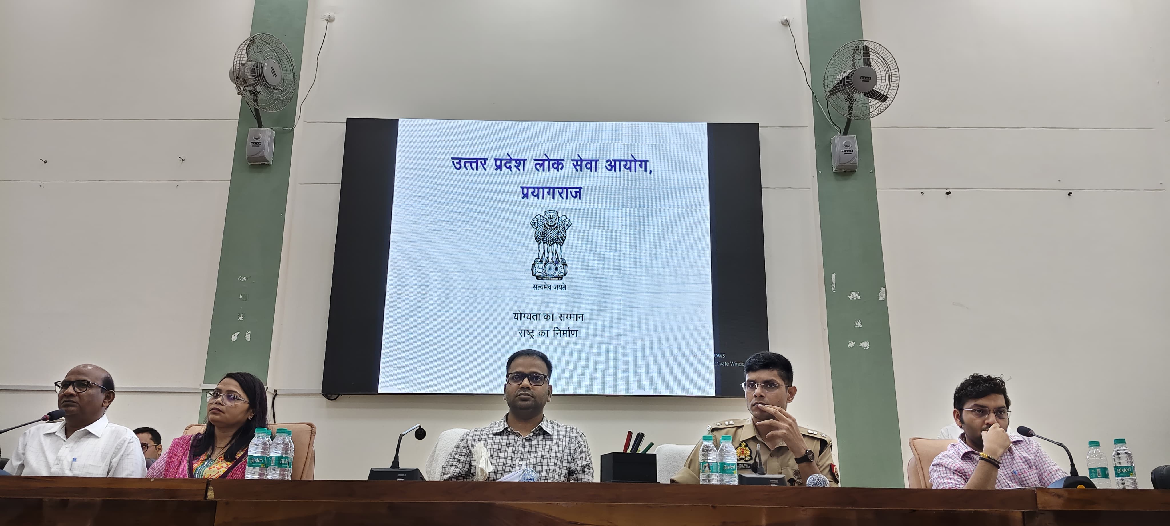 वर्षा को दृष्टिगत रखते हुए ए0आर0एम0 को निर्देशित किया कि परीक्षार्थियों को केंद्रों पर पहुंचाने हेतु ई-रिक्शा की व्यवस्था की जाए, ताकि उनको केंद्र पर पहुंचने में कोई असुविधा उत्पन्न न हो- जिलाधिकारी