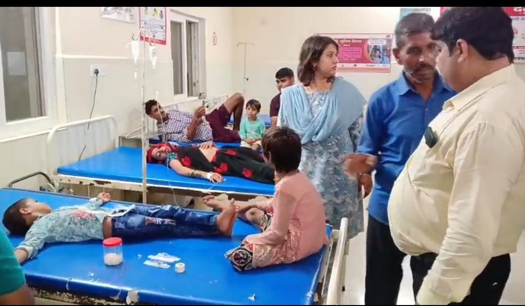 फूड पॉइजन हो जाने से गांव मचा हड़कंप, लोगो को पहुंचाया अस्पताल