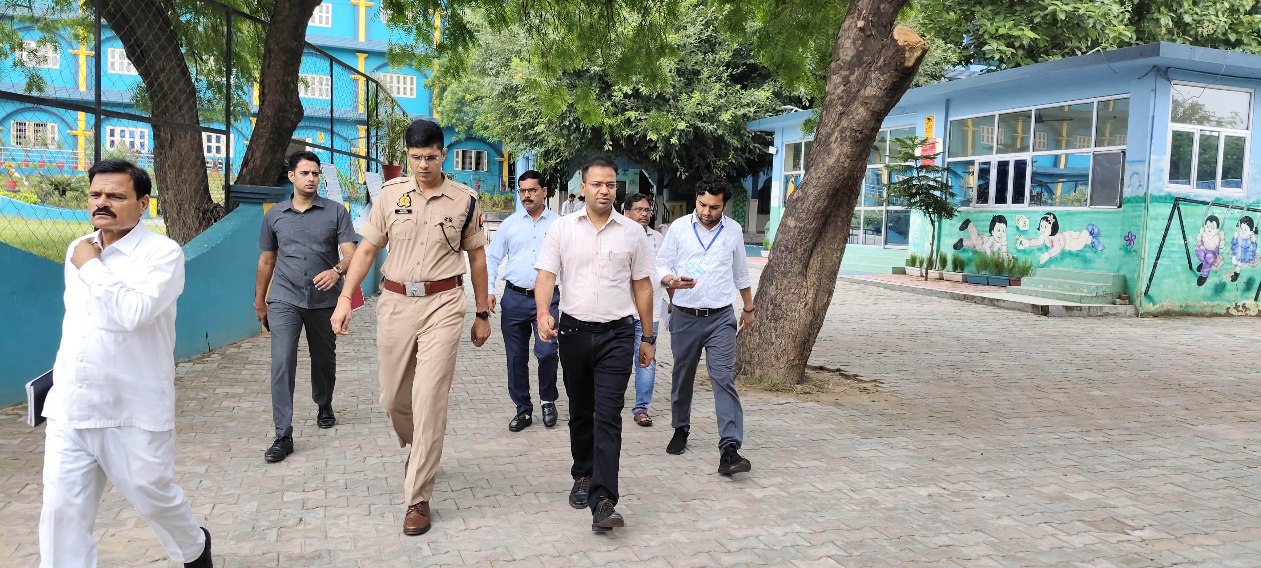 जिलाधिकारी रमेश रंजन एवं वरिष्ठ पुलिस अधीक्षक सौरभ दीक्षित ने ( आर0 ओ0 ,ए0आर0ओ0 ) की परीक्षा के दृष्टिगत विभिन्न केन्द्रो का भ्रमण किया और स्थितियो का जायजा लिया