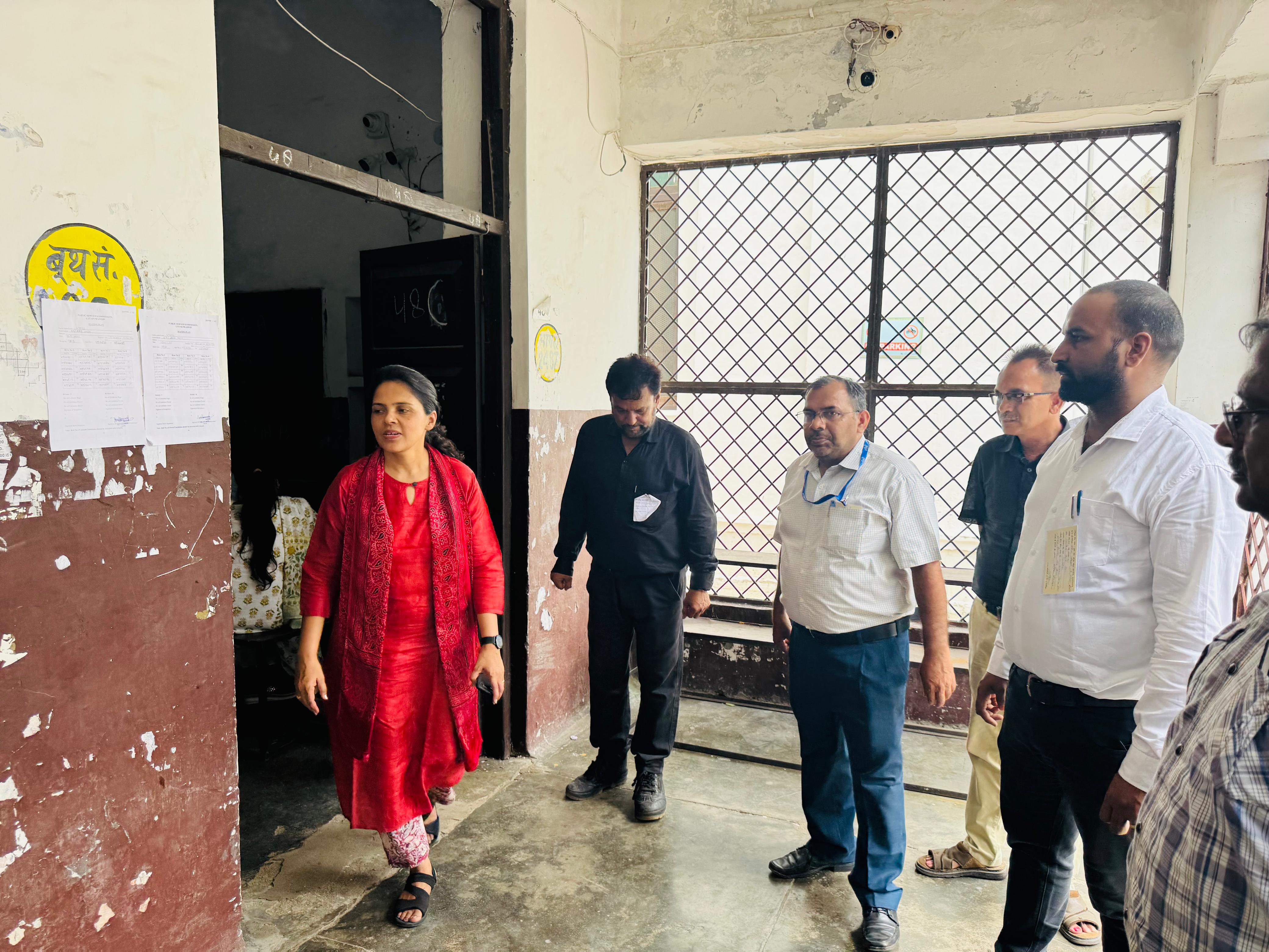 आर.ओ./ए.आर.ओ. परीक्षा-2025 को स्वतंत्र, निष्पक्ष एवं पारदर्शी, सुचितापूर्ण ढंग से सकुशल परीक्षा सम्पन्न कराये जाने के उद्देश्य से मंडलायुक्त डॉ रोशन जैकब निकली फील्ड पर और विभिन्न एग्जाम नेशन सेंटरो का लिया जायजा