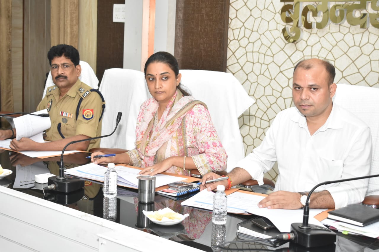 जिलाधिकारी एवं वरिष्ठ पुलिस अधीक्षक द्वारा कलेक्ट्रेट सभागार में जिला स्तरीय उद्योग बंधु की मासिक समीक्षा बैठक आयोजित