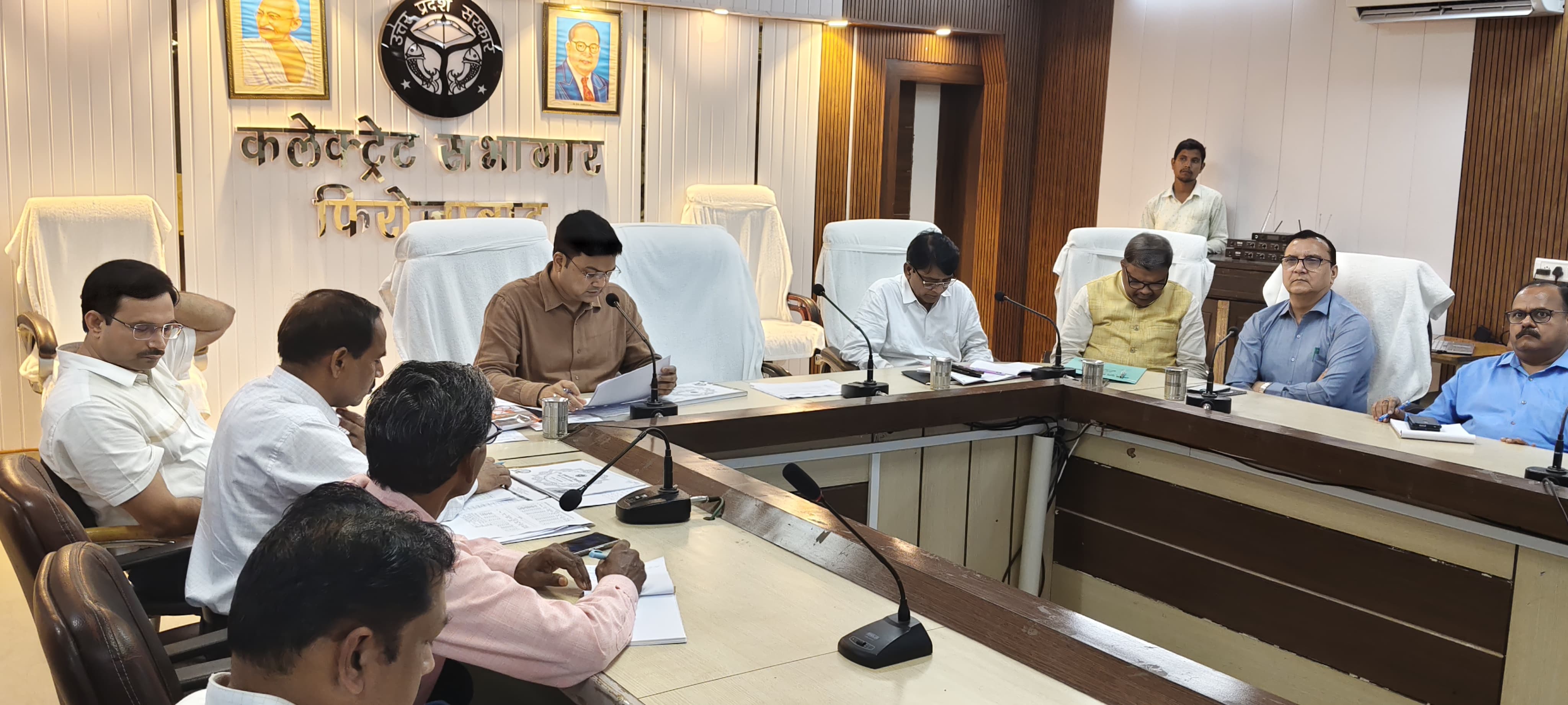 मुख्य विकास अधिकारी शत्रोहन वैष्य की अध्यक्षता मे विकास कार्यो की समीक्षा बैठक कलैक्ट्रेट सभागार ने आयोजित की गई