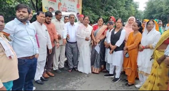 डिंपल यादव पर अभद्र टिप्पणी से महिलाओं में रोष, मौलाना रशीदी के विरुद्ध कार्रवाई को लेकर दिया ज्ञापन