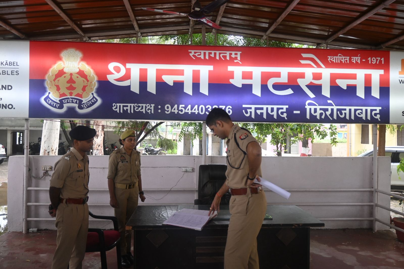 वरिष्ठ पुलिस अधीक्षक फिरोजाबाद द्वारा थाना मटसेना का आकस्मिक निरीक्षण कर सम्बन्धित को दिए आवश्यक दिशा निर्देश