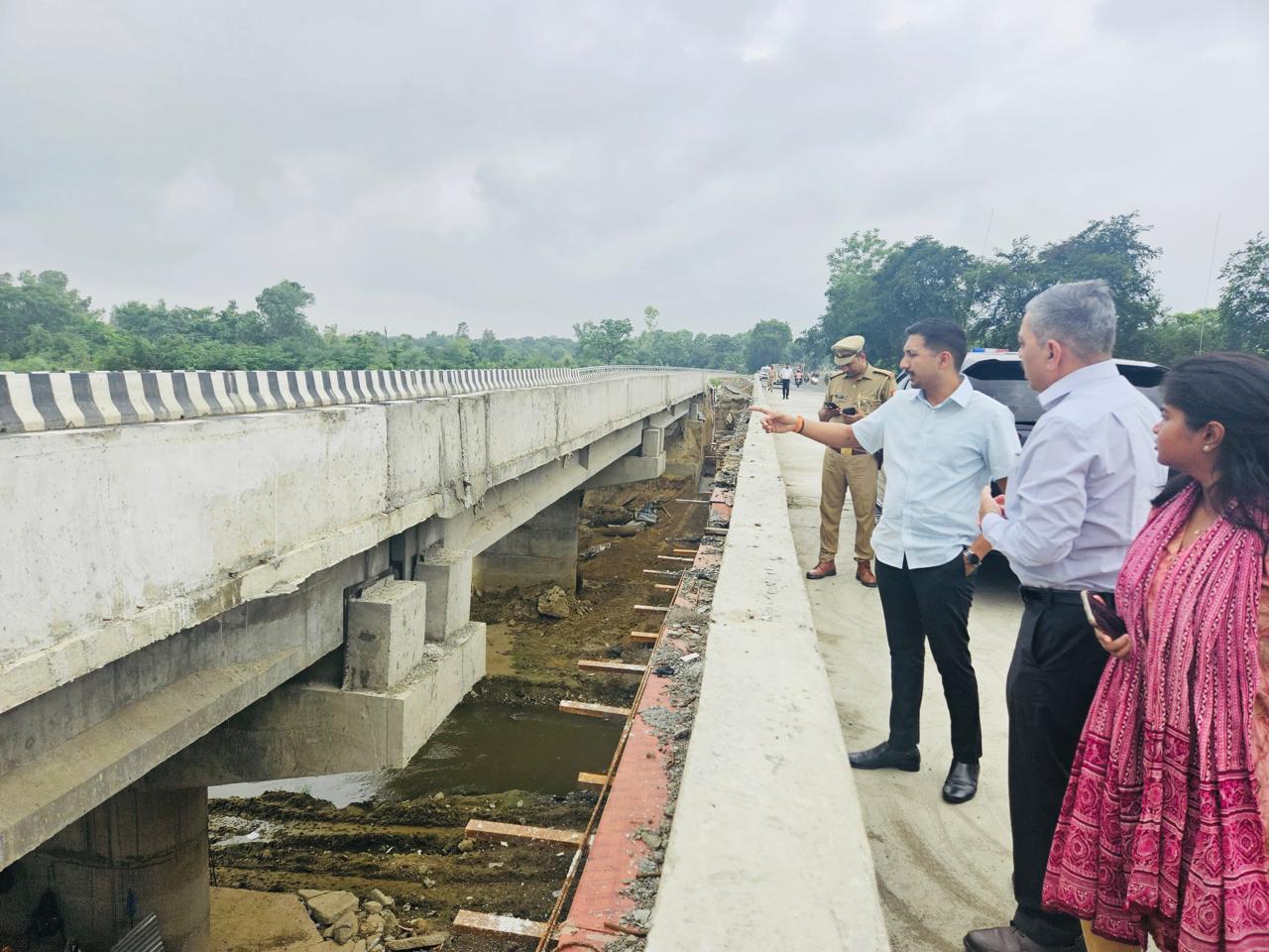 जिलाधिकारी विशाख द्वारा NHAI की निर्माणाधीन परियोजना लखनऊ हरदोई रोड को 4 लेन बनाने के कार्य की प्रगति का  किया निरीक्षण