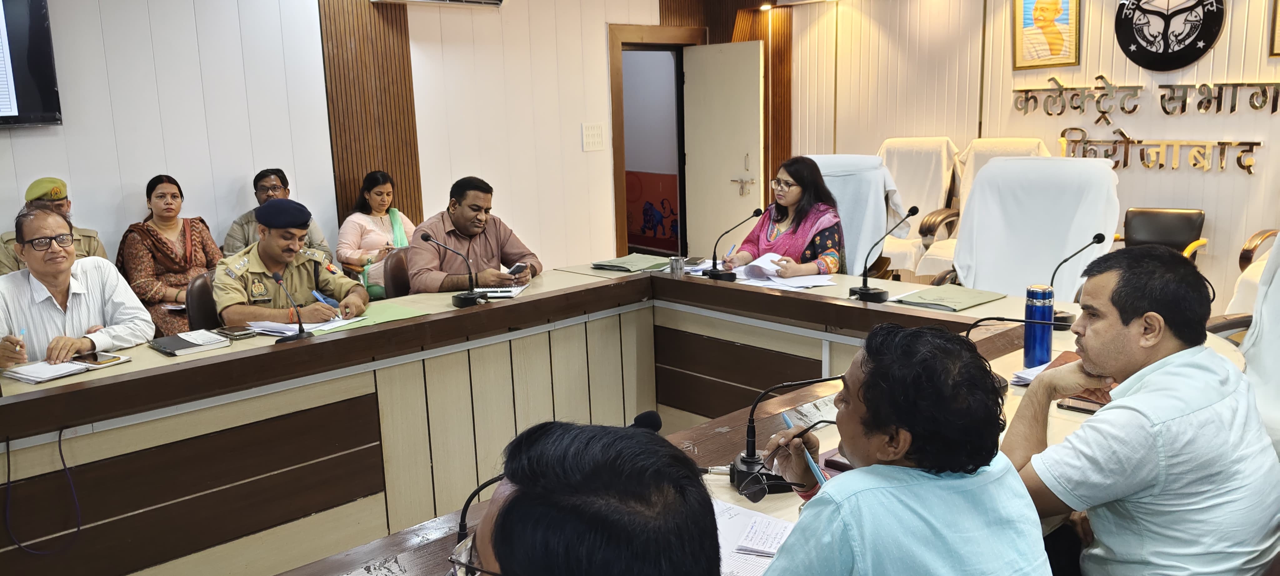 जिलाधिकारी रमेश रंजन के निर्देशन में अपर जिलाधिकारी संगीता गौतम ने कलेक्ट्रेट सभागार कक्ष में आईजीआरएस के गुणवत्तापूर्ण निस्तारण के संबंध में समीक्षा बैठक का आयोजन