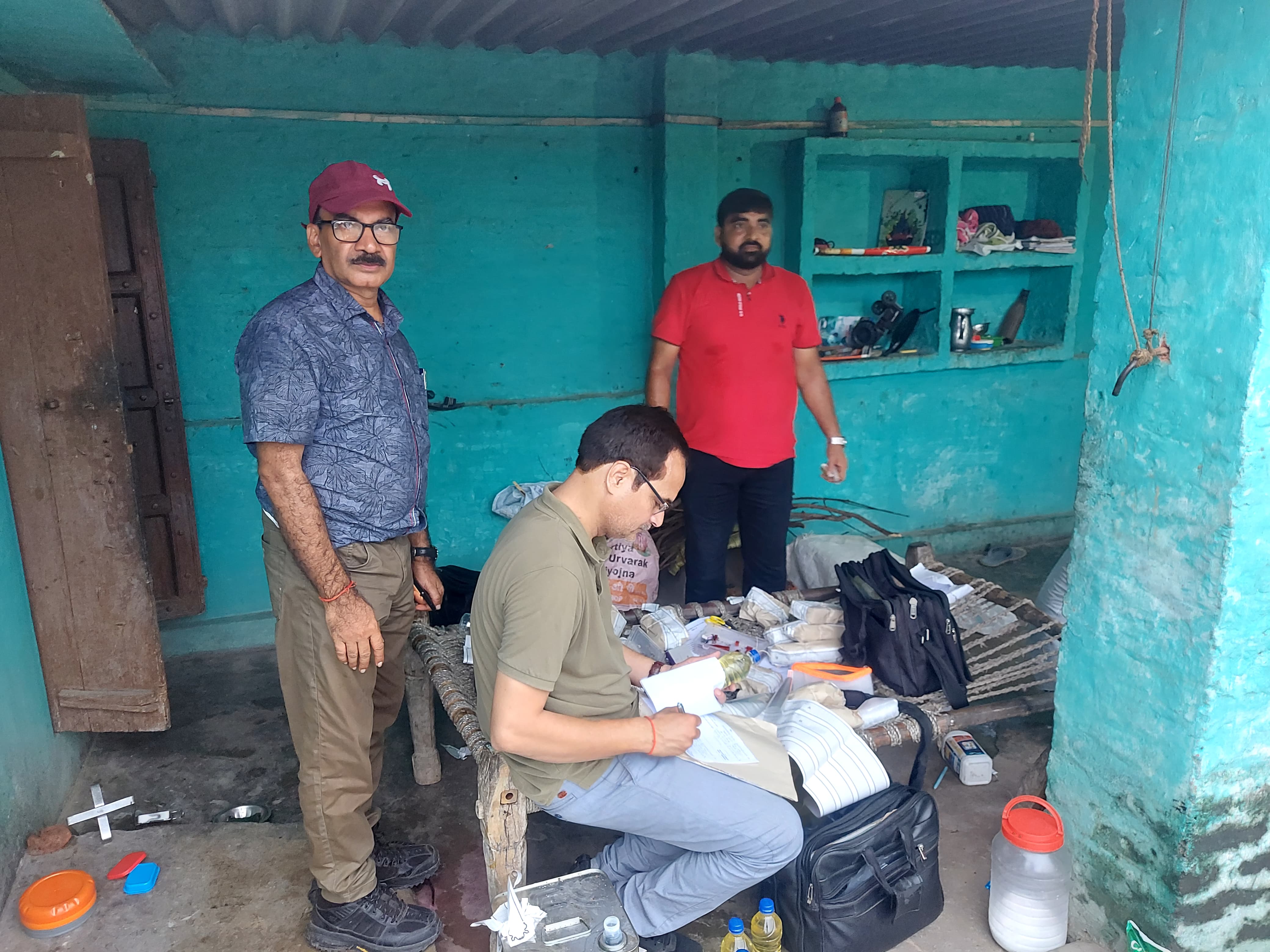 नगला खरगा, टूण्डला में रंगे हाथों पकडा नकली दूध कारोबार, नकलीसिन्थेटिक दूध बनाने के अपराध में घर की महिलाएँ भी सक्रिय