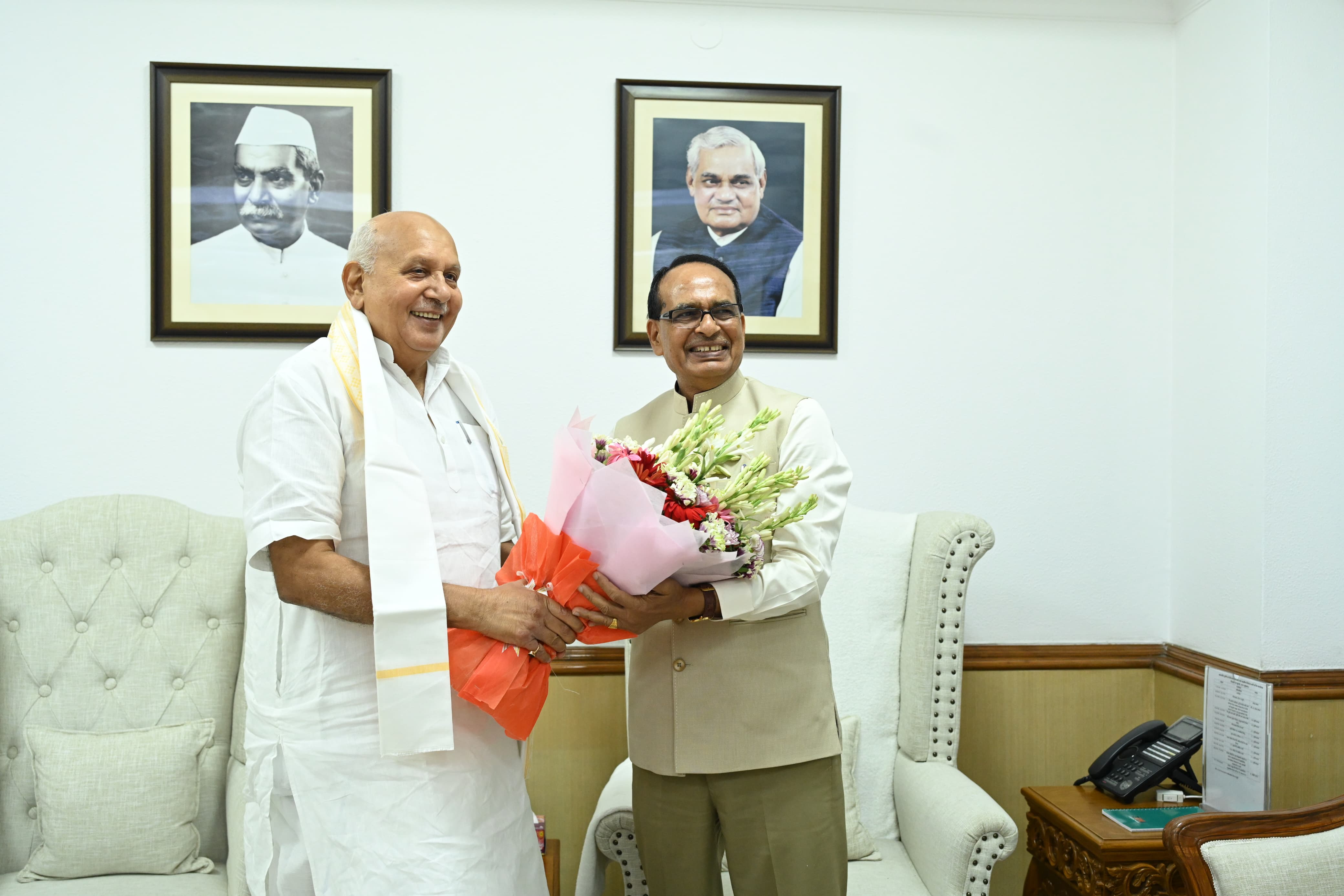 पीएम फसल बीमा योजना की अवधि 15 दिन बढ़ाने को लेकर कृषि मंत्री ने केंद्रीय कृषि मंत्री को सौंपा पत्र