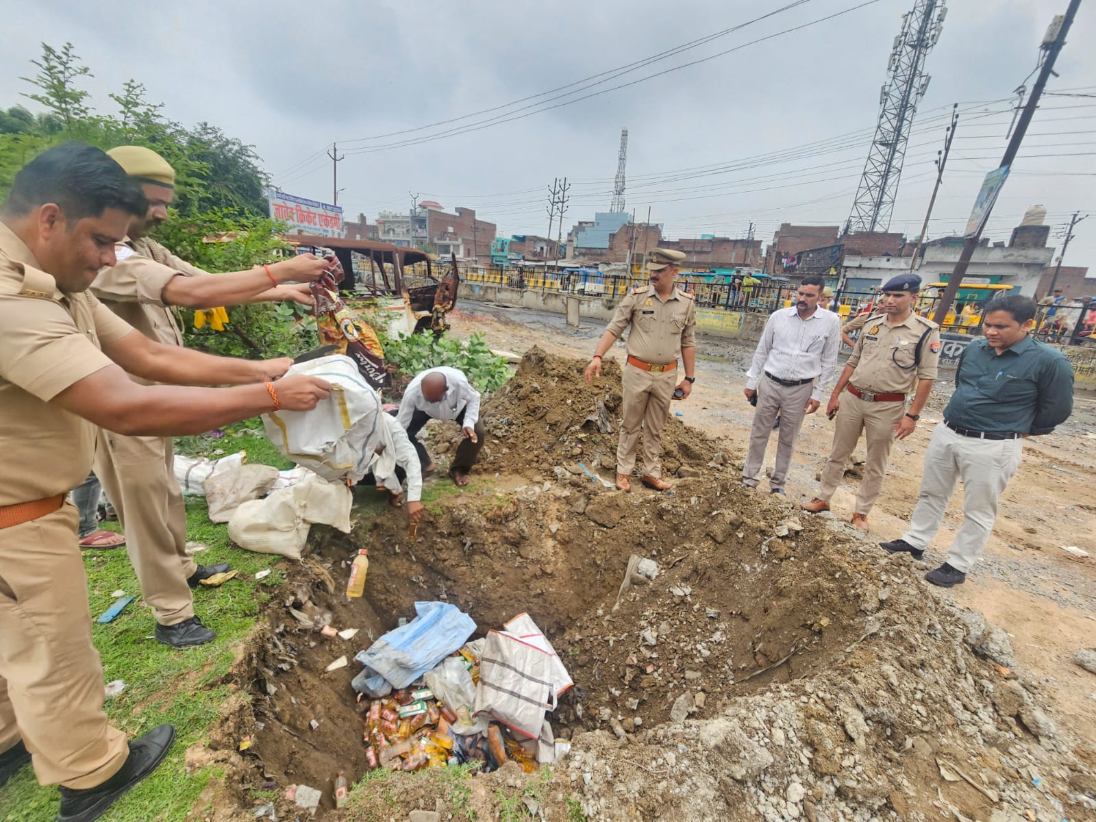 थाना रसूलपुर पुलिस टीम द्वारा 35 अभियोगों से सम्बन्धित 169 लीटर अवैध शराब (मूल्य करीब 50,000/- रूपये) का किया विनष्टीकरण