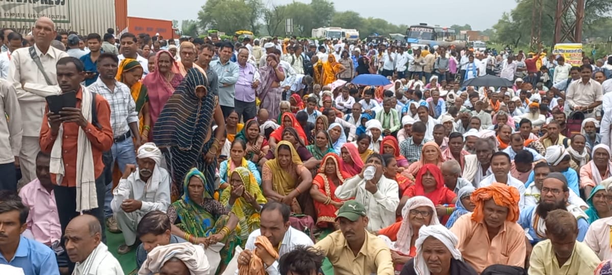 कल्पतरु की बिल्डिंग पर सैकड़ों  पीड़ित हुए एकत्रित, भुगतान को लेकर सरकार के खिलाफ की नारेबाजी