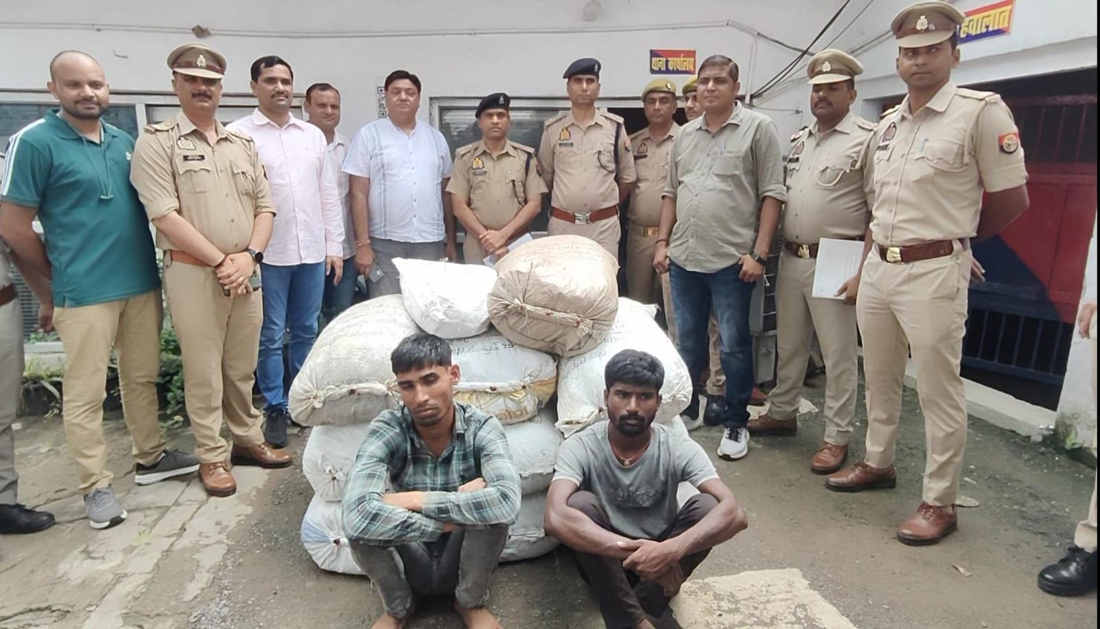 ट्रक में छुपाकर ले जा रही 120 किलो अफीम सहित 2 तस्कर गिरफ्तार