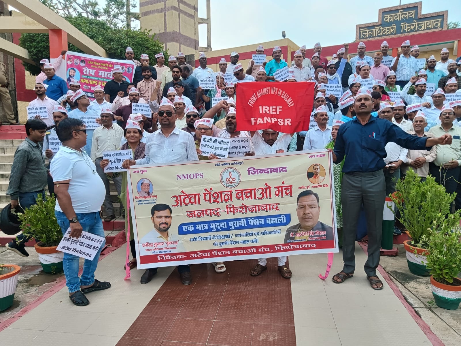 कलेक्ट्रेट पर पुरानी पेंशन बहाली को लेकर मुख्यमंत्री के नाम जिला अधिकारी को सोपा ज्ञापन