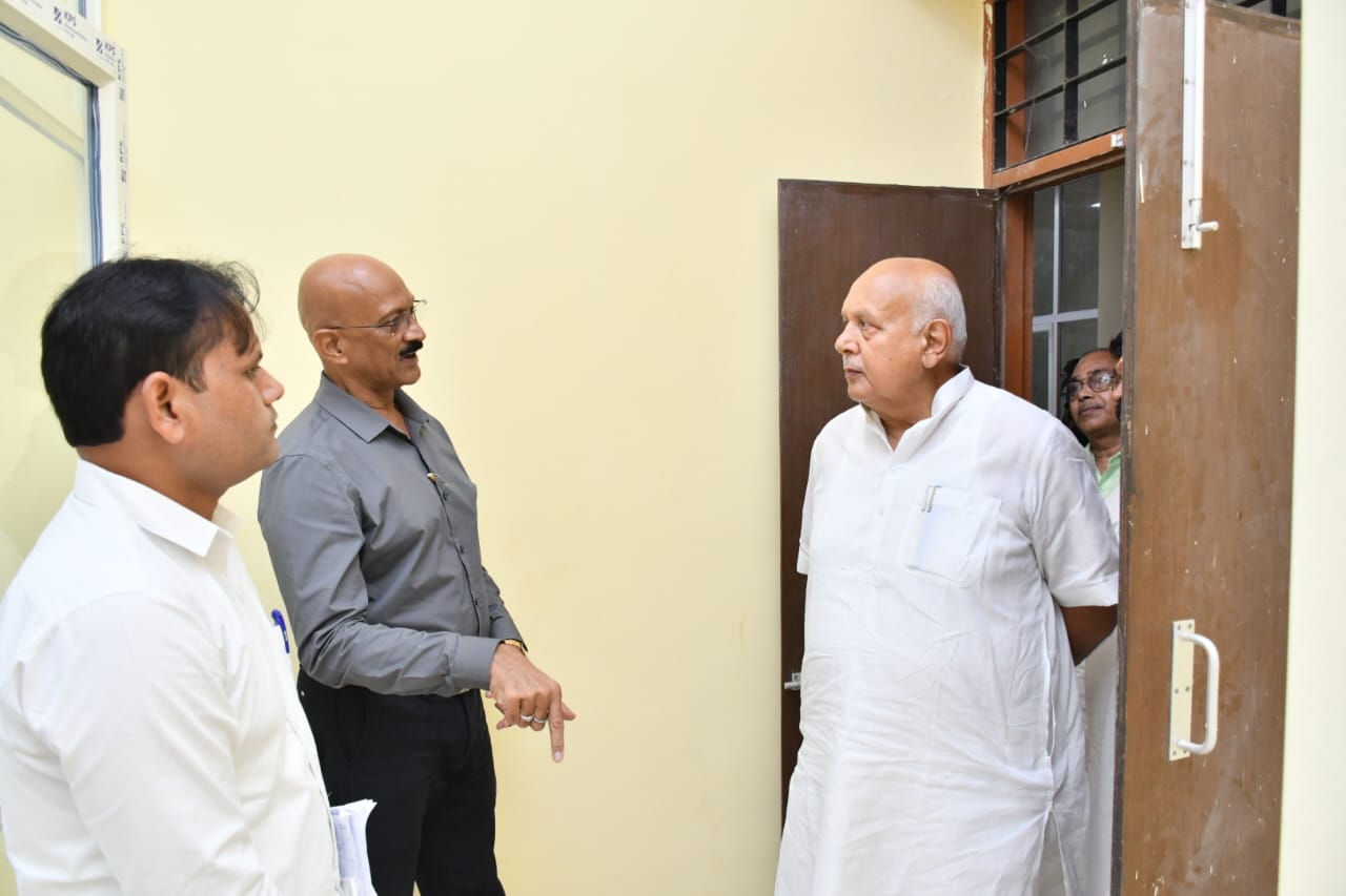 कृषि मंत्री सूर्य प्रताप शाही ने बांदा कृषि विश्वविद्यालय में विकास कार्यों की समीक्षा की