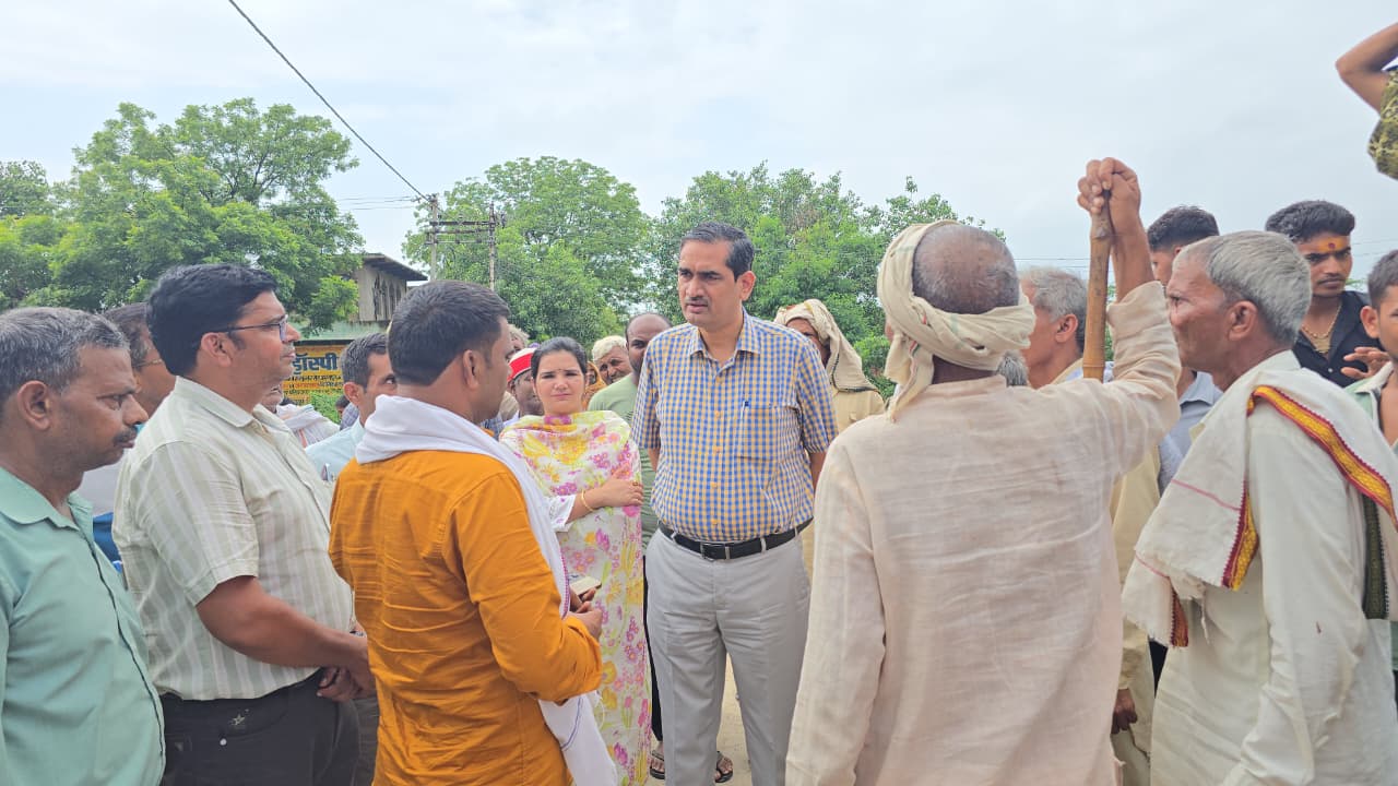 जिलाधिकारी चंद्र प्रकाश सिंह ने वर्षा ऋतु के दृष्टिगत हो रहे जलभराव के संबंध में ग्राम महरौली एवं जानू का किया निरीक्षण